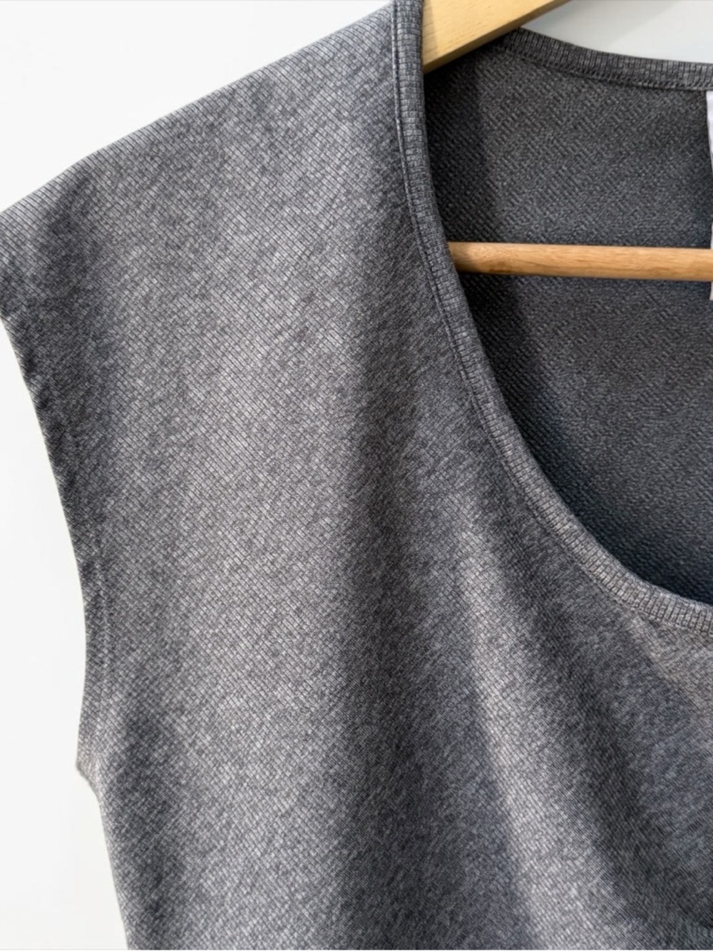 Athleta Women’s Gray Knit Stretch Top with Side Rouching! Small! - Picture 3 of 8